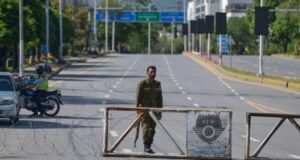 Os EUA apreenderam um navio de carga com bandeira iraniana perto do Estreito de Ormuz, dizem as notícias