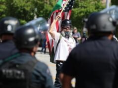 Protesto contra brinquedos sexuais anti-ICE fora do centro de detenção de Los Angeles leva a prisões