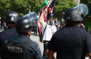 Protesto contra brinquedos sexuais anti-ICE fora do centro de detenção de Los Angeles leva a prisões