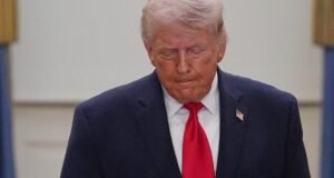 Trump diz que Pam Bondi, uma legalista que supervisionou o caos no Departamento de Justiça, tornou-se procuradora-geral