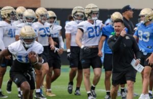 O técnico da UCLA, Bob Chesney, credita aos Bruins o esforço, não a perfeição