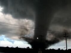Um tornado atingiu Oklahoma, danificando 40 casas e fechando estradas