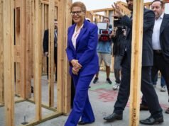 Karen Bass busca aprovação do conselho para US$ 360 milhões em moradias populares