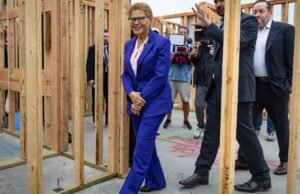 Karen Bass busca aprovação do conselho para US$ 360 milhões em moradias populares