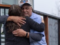 Este carteiro de Los Angeles se aposentou após 42 anos. Centenas compareceram à sua festa de despedida