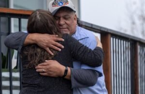 Este carteiro de Los Angeles se aposentou após 42 anos. Centenas compareceram à sua festa de despedida