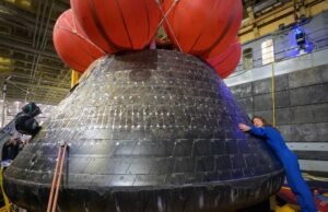 A espaçonave Artemis II da NASA voltou para casa, ao local de lançamento, após uma viagem histórica