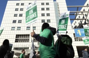 Mais de 40.000 trabalhadores da UC estão ameaçando uma greve estadual em campi, refeitórios e hospitais.