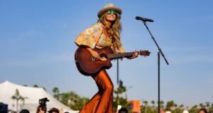 Stagecoach 2026: Como assistir Lainey Wilson, Pitbull, Teddy Swims no sábado
