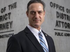 O ex-oficial do OC ligou para milhares de mulheres, rastreando seu paradeiro