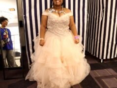 Alunos do ensino médio recebem trajes formais gratuitos