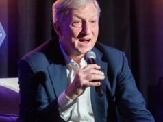 Candidato bilionário a governador da Califórnia sendo criticado por antigos interesses comerciais e riqueza