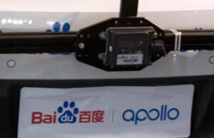 Passageiros ficam presos no trânsito depois que um robotáxi quebra em Wuhan, China
