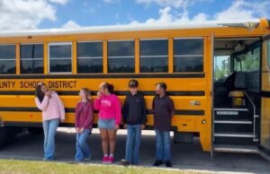 Estudantes do Mississippi impedem que ônibus bata após motorista morrer