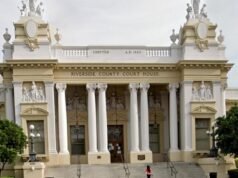 O tribunal abriu o mandado emitido pelo xerife de Riverside usando a cédula