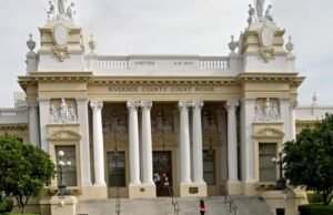 O tribunal abriu o mandado emitido pelo xerife de Riverside usando a cédula