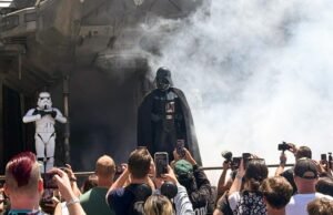 Darth Vader chega à terra de ‘Star Wars’, marcando um pivô para a Disneylândia