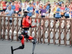 Um robô chamado Lightning ultrapassou corredores humanos e estabeleceu um recorde na meia maratona de Pequim