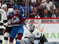 Os Kings se mantêm próximos, mas caem para um poderoso Avalanche para abrir os playoffs