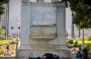 Andar pela Prefeitura de Los Angeles levanta a questão: não podemos fazer melhor?