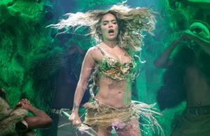 Karol G, a primeira latina a ser a atração principal do Coachella, foi a atração principal no domingo com amor