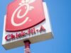 Quando funcionário da California Chick-fil-A recebe o pedido, o homem bate nele com um tijolo