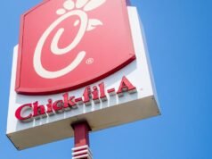 Quando funcionário da California Chick-fil-A recebe o pedido, o homem bate nele com um tijolo