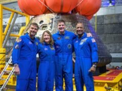 Astronautas do Artemis II voltam para casa com aplausos após jornada recorde