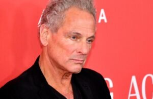 Lindsey Buckingham, do Fleetwood Mac, chega a Santa Mônica