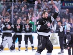 Anze Kopitar foi homenageado depois que os Kings derrotaram o inimigo Oilers nas finais