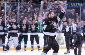 Anze Kopitar foi homenageado depois que os Kings derrotaram o inimigo Oilers nas finais
