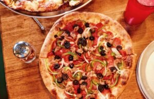 O mais novo restaurante de Long Beach é o Mooney’s Pizza Tavern