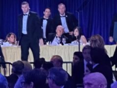 O jantar dos correspondentes na Casa Branca vira notícia quando os repórteres usam máscaras