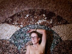 Por que a autora de ‘Young’ Pamela Redmond está revelando tudo no palco aos 73 anos