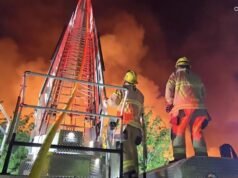 Grande armazém de papel queima em Ontário, telhado desaba, forçando os bombeiros a recuar