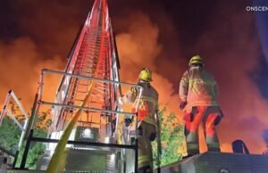 Grande armazém de papel queima em Ontário, telhado desaba, forçando os bombeiros a recuar