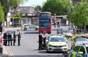 Primeiro-ministro do Reino Unido condena ataque após 2 esfaqueados no bairro judeu de Londres