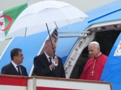 Papa visita África e pede paz na Argélia devido à guerra com o Irão