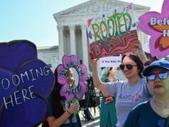 Centenas de pessoas reuniram-se em frente ao Supremo Tribunal para defender o direito de nascença da cidadania face à ordem executiva de Trump