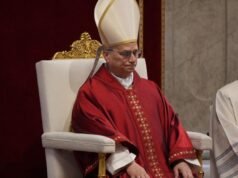 Papa Leão XIV carrega crucifixo para procissão completa da Sexta-Feira Santa, primeiro Papa a fazê-lo em uma década