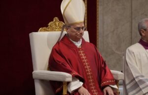 Papa Leão XIV carrega crucifixo para procissão completa da Sexta-Feira Santa, primeiro Papa a fazê-lo em uma década