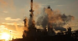 O plano orçamentário de Trump cortará programas climáticos e aumentará os gastos militares