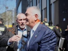 Príncipe iraniano exilado Reza Pahlavi salpicado com líquido vermelho em Berlim