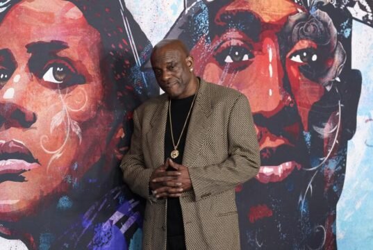 O irmão de Tupac entra com um processo por homicídio culposo, citando novas reviravoltas no caso de assassinato de 29 anos