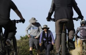 As bicicletas elétricas estão por todas as estradas de montanha. Alguns querem que eles sejam banidos