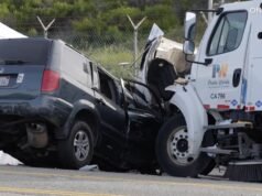 Honda SUV bate em caminhão varredor em Los Angeles; 1 morto