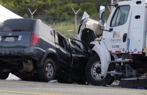 Honda SUV bate em caminhão varredor em Los Angeles; 1 morto