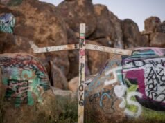 Ele construiu uma vida como um importante corretor de imóveis. Ele foi encontrado morto no deserto