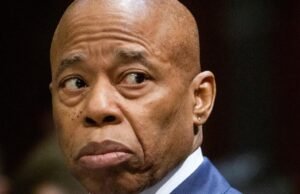 Eric Adams, o ex-‘prefeito internacional’ de Nova York, tornou-se cidadão albanês