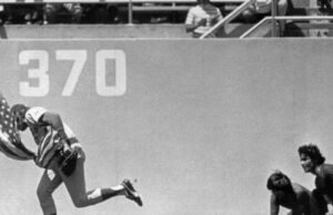 Por que Rick Monday salvou a bandeira americana ressoa 50 anos depois